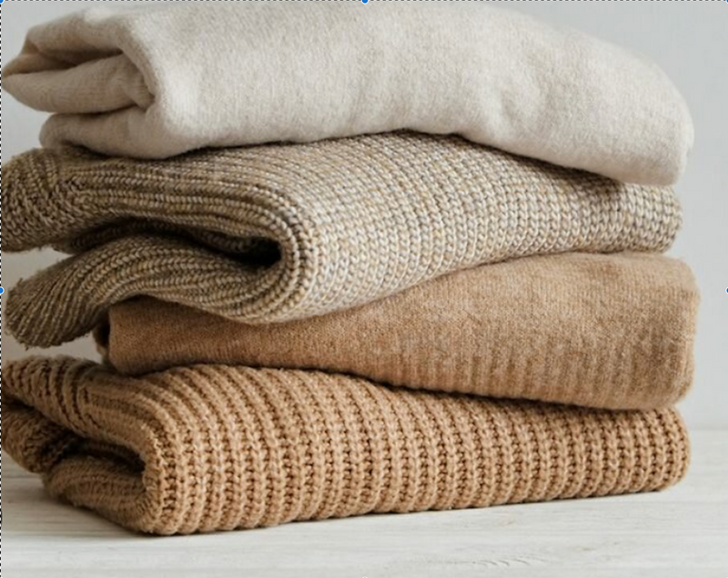 Handgemaakte wollen kleding, klaar om te dragen — overzicht collectie
