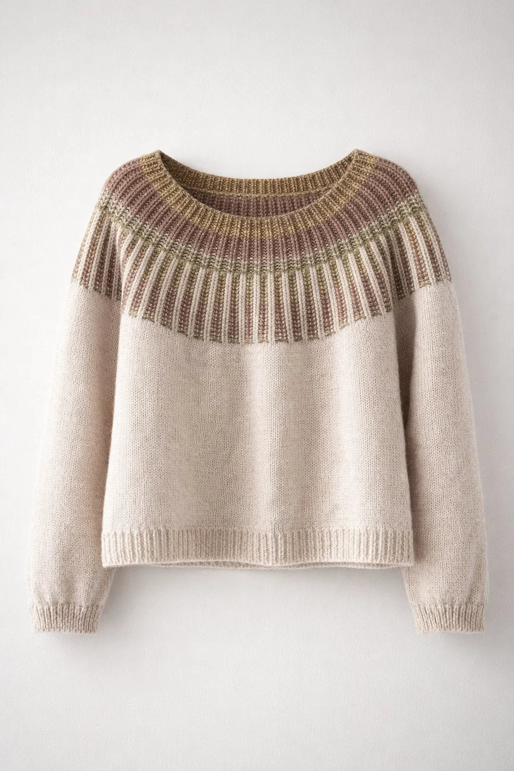 Handgebreide trui Radiate in Shetlandwol, katoen en cashmere, gedragen model